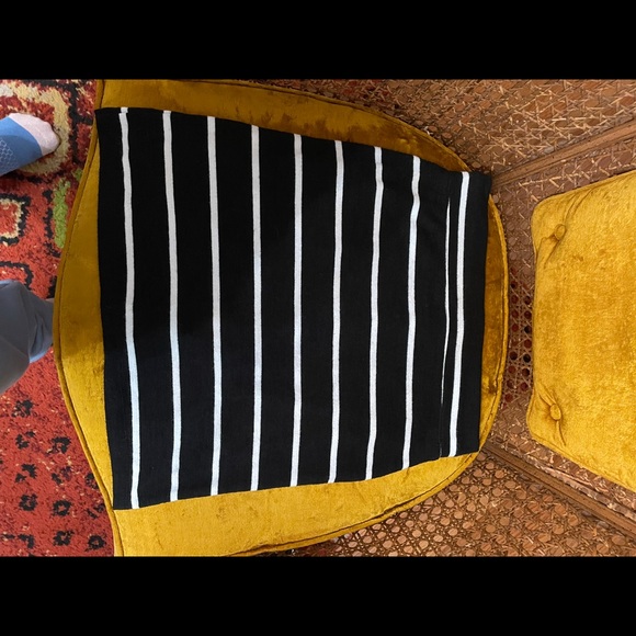 NWOT knit skirt with pockets - Picture 2 of 3